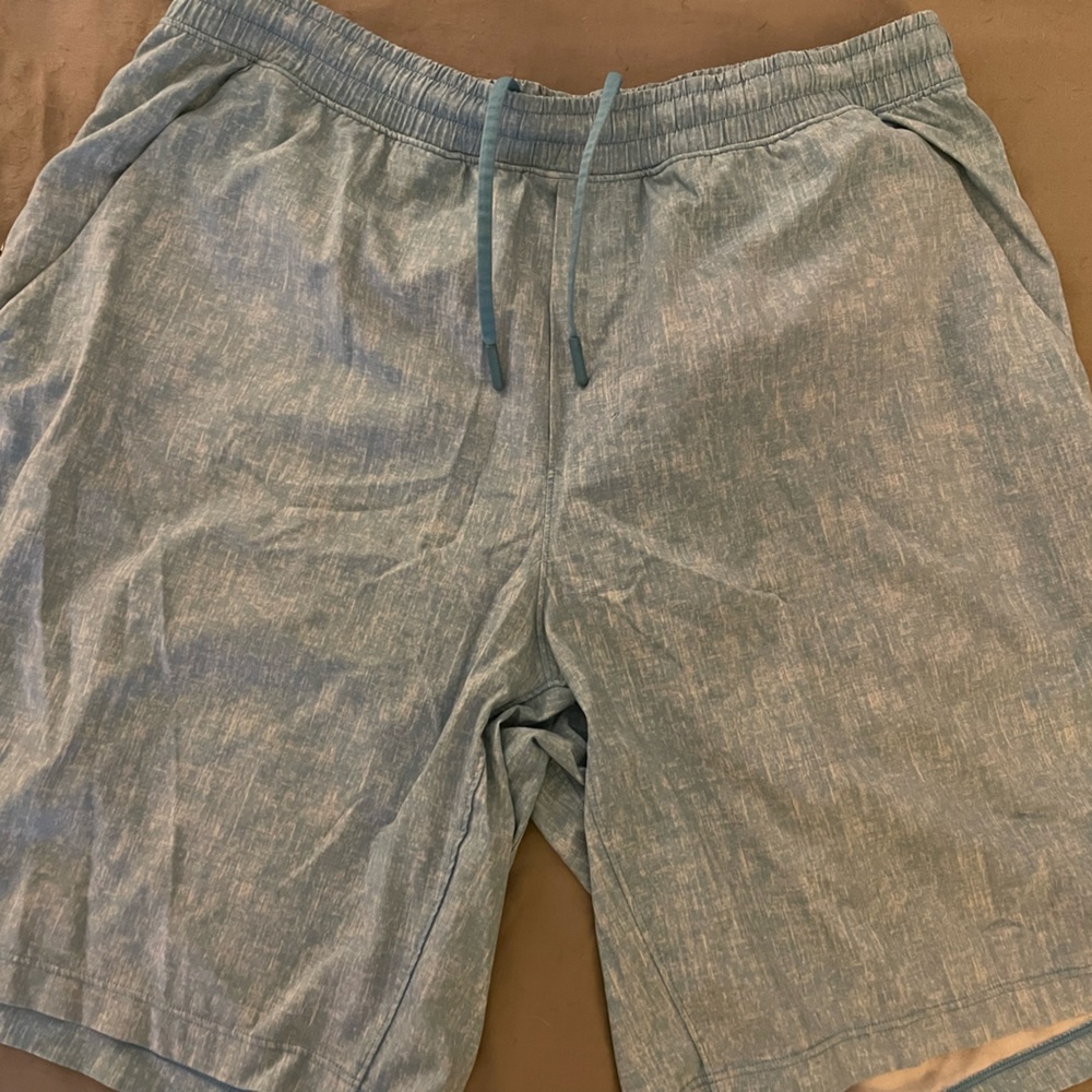 Men’s Lululemon Pacebreaker short, 9” lined.